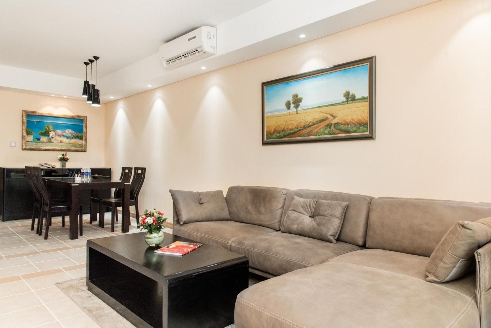 Sherwood Residence Hô Chi Minh-Ville Extérieur photo A living room with a sectional sofa